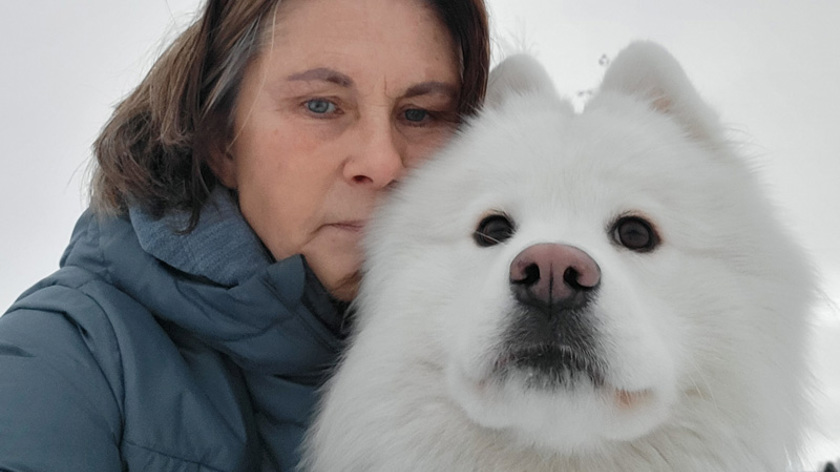 Camilla Strid och hunden Snow.